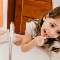 Filo interdentale: la guida definitiva per l'igiene orale completa