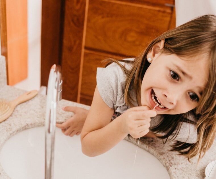 Filo interdentale: la guida definitiva per l'igiene orale completa